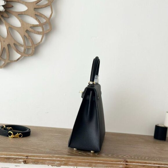 Classic Hermes Bag: A Stylish and Versatile Choice for Elegance - Picture 3 of 6